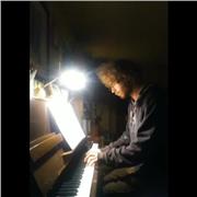 Profesor de piano y música tanto clásica como moderna